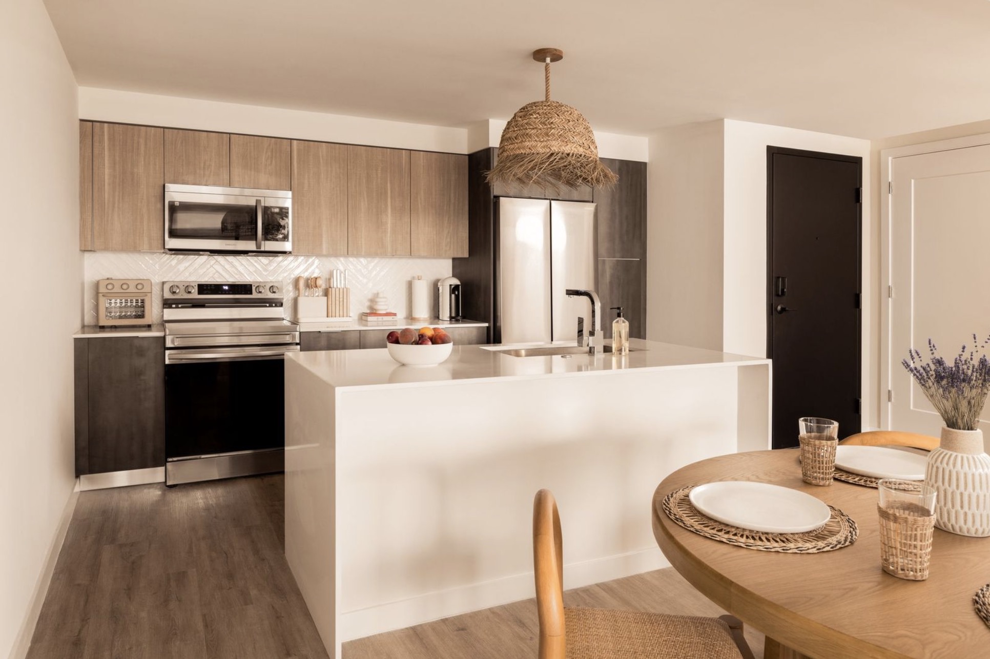 Flow House Miami — cocina del apartamento con acabados premium