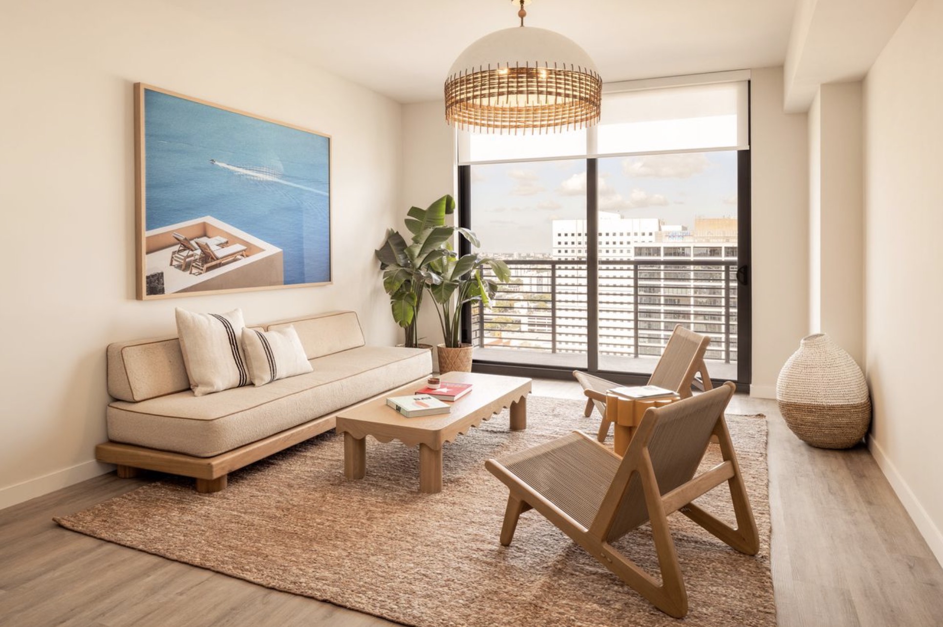 Flow House Miami — sala interior del apartamento con acabados premium